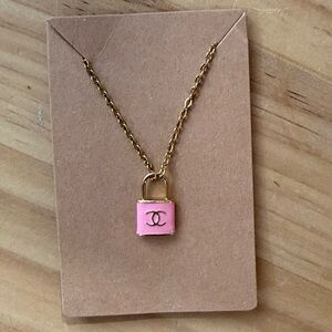 🆕 Fashion Necklace with Gold-Tone Chain & Pink Lock Pendant